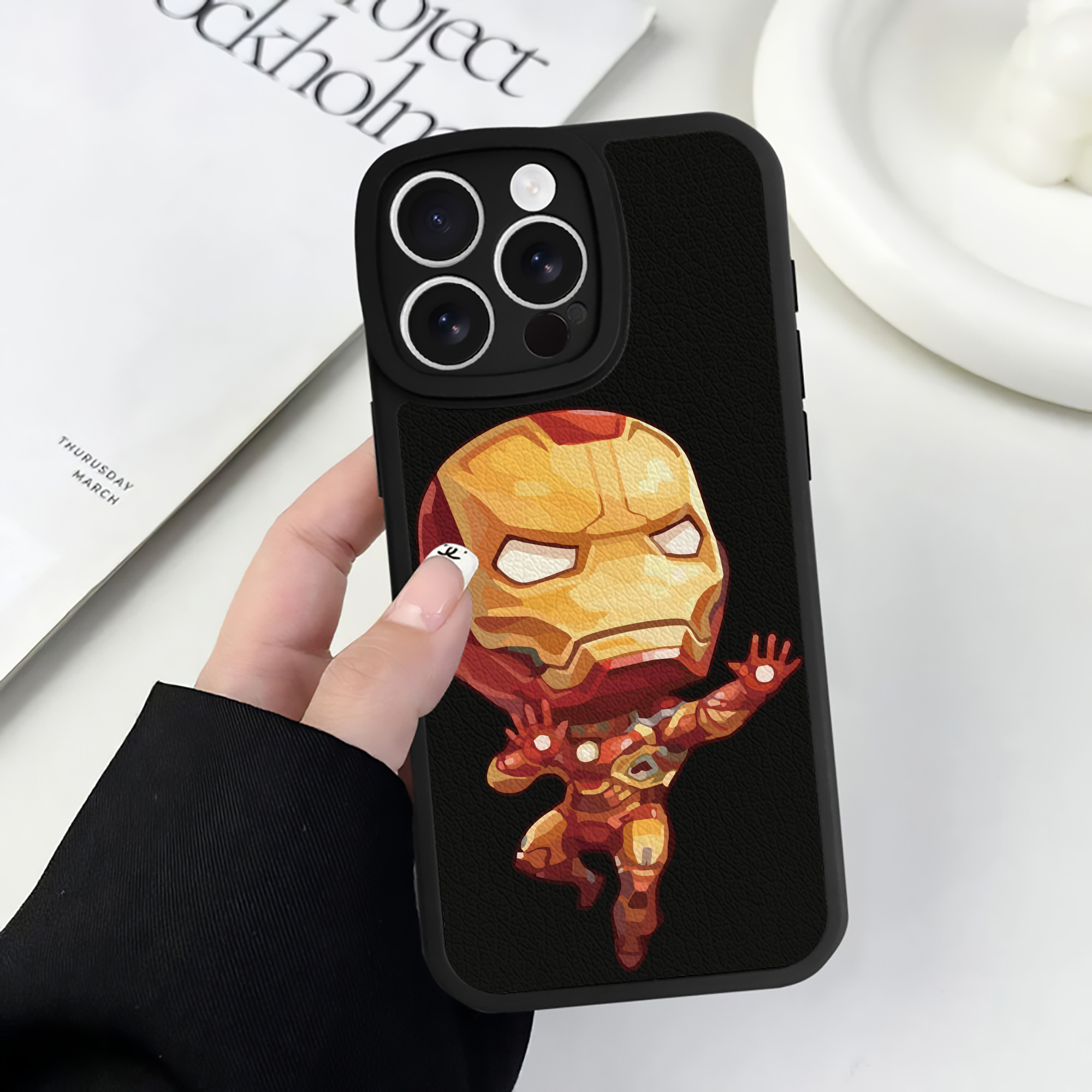 （画像用） アベンジャーズ The Avengers 【iPhone 16シリーズ対応】シリコンスマホケース（レザー調） 材質：シリコン